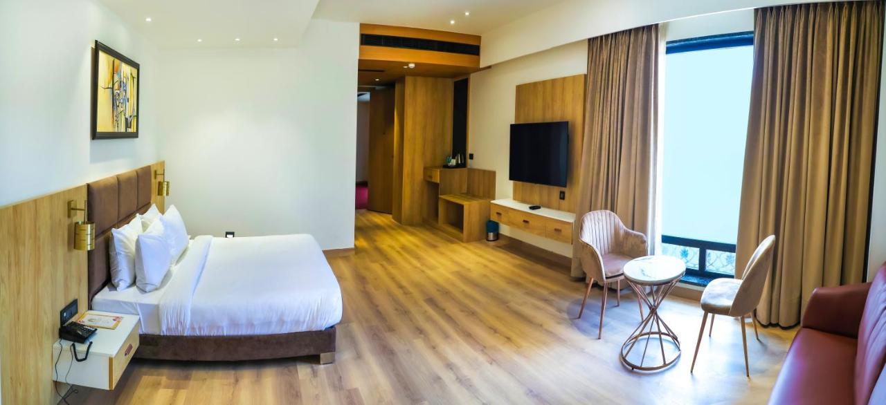 Hotel Dayal Gateway Lakhnaú Exteriér fotografie