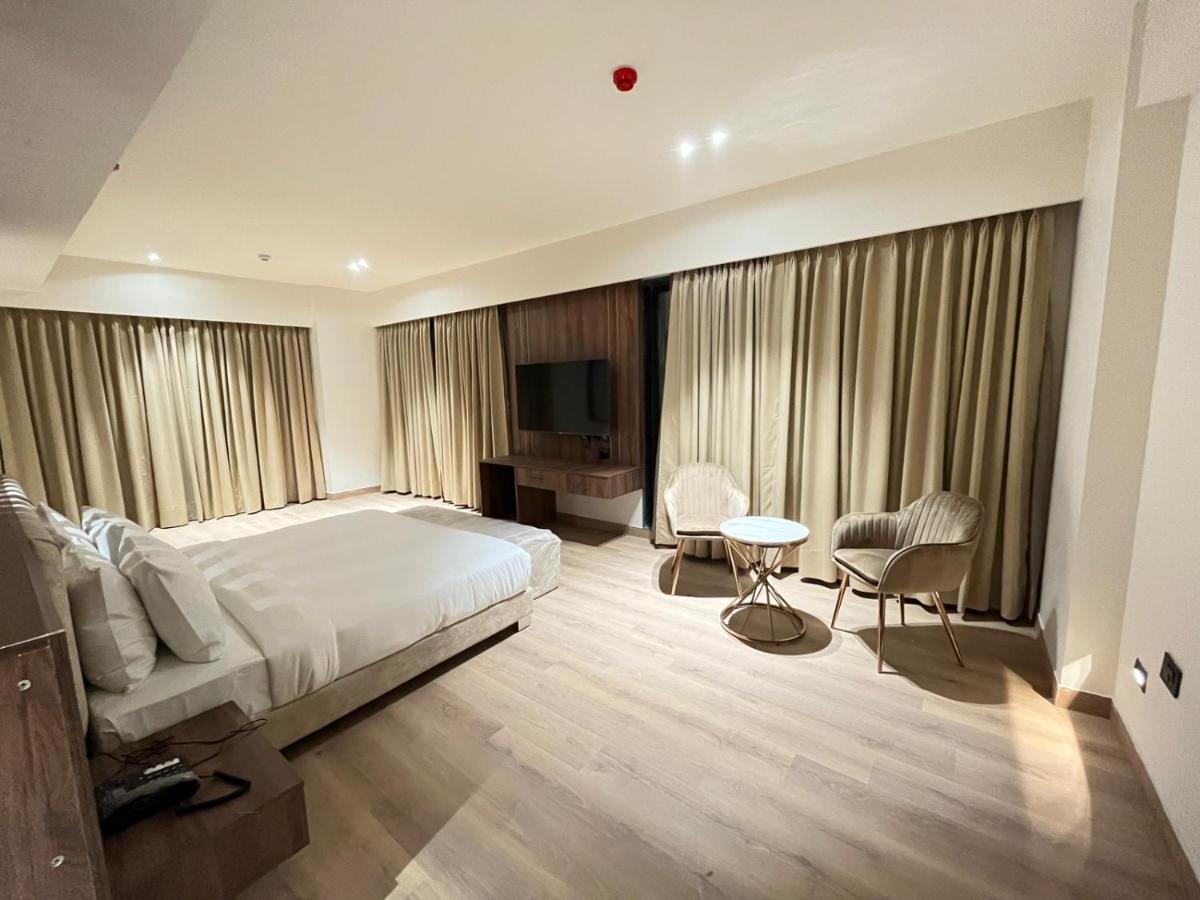 Hotel Dayal Gateway Lakhnaú Exteriér fotografie