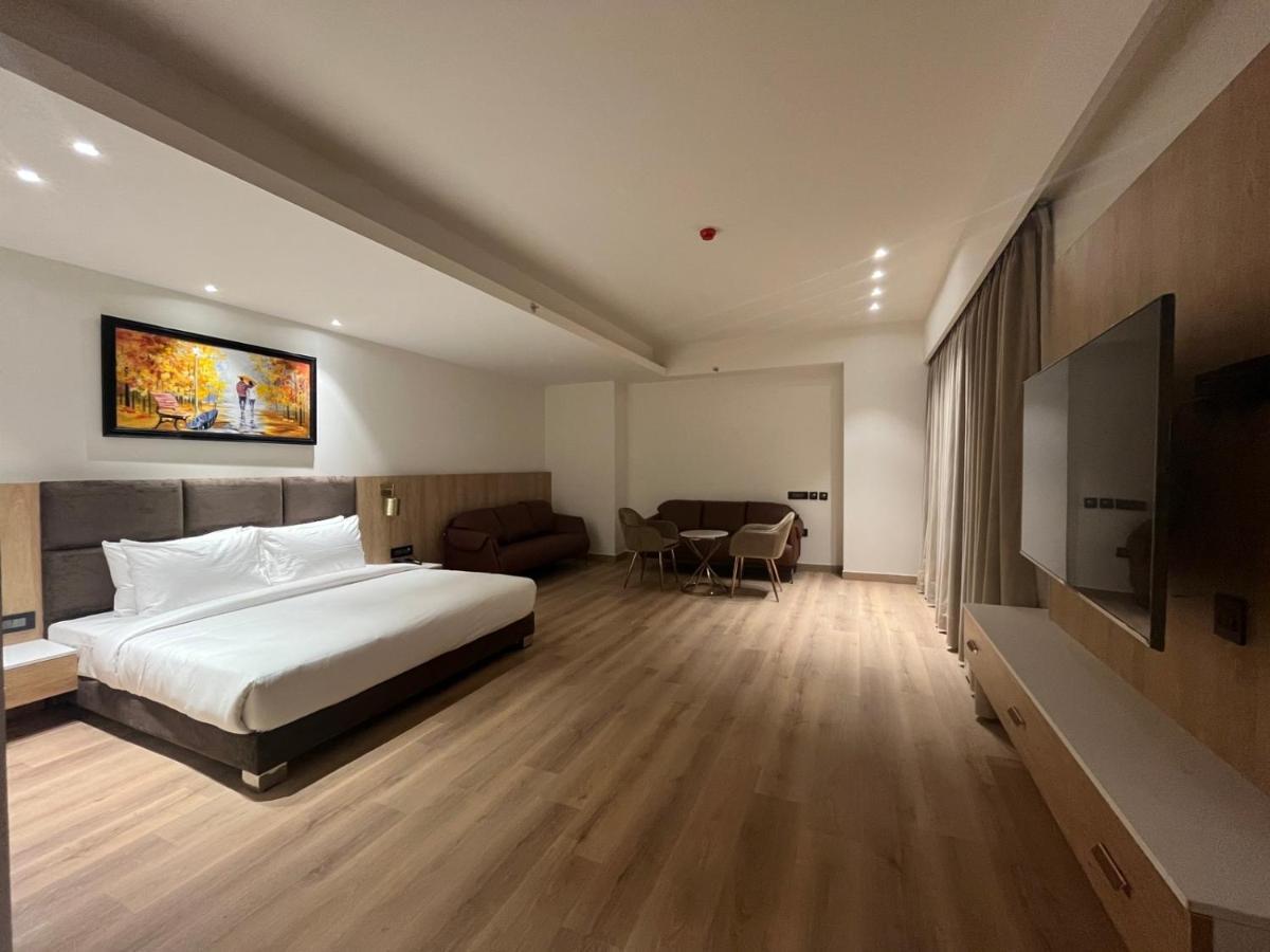 Hotel Dayal Gateway Lakhnaú Exteriér fotografie
